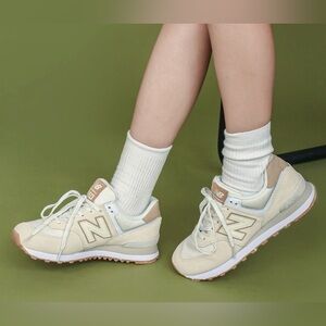 New Balance Women's 574 classic sneakers in Angora Insence in size 8.5